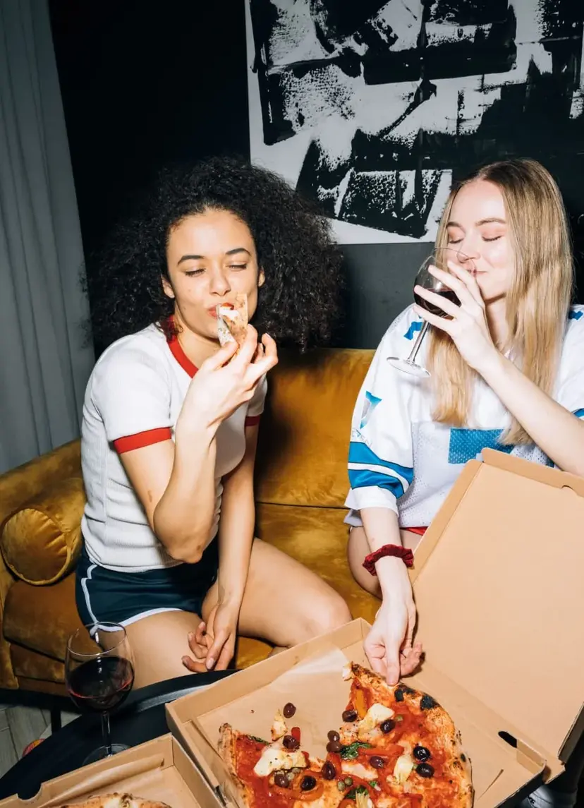 Friends eating pizza